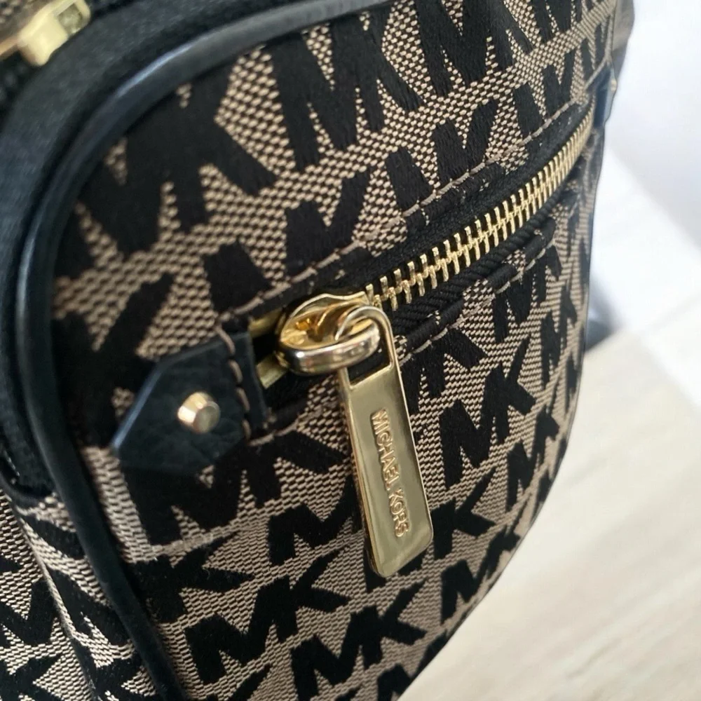 Vintage MICHAEL KORS BEDFORD ZIP CROSSBODY BAG